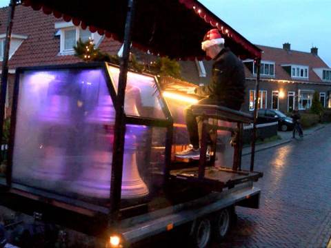 Chardy van Riel brengt met mobiel carillon de kerstsfeer op Marken