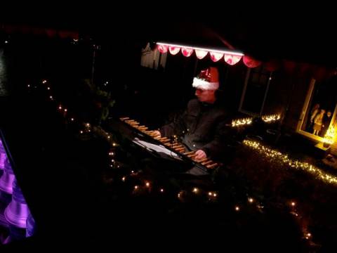 Chardy van Riel brengt met mobiel carillon de kerstsfeer op Marken