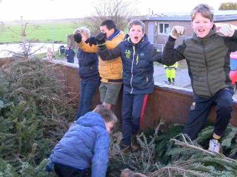 Kinderen van Ilpendam halen kerstbomen op voor het goede doel