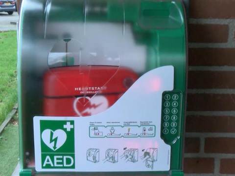 Overdracht AED aan 6 Minuten Waterland
