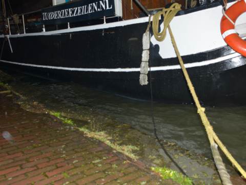 Winterse buien zorgen voor hoog water in de binnenhaven van Monnickendam