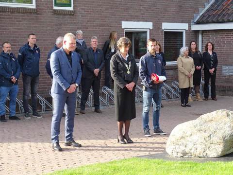 Burgemeester Van der Weele onthult 'Herinneringsplein WO II'