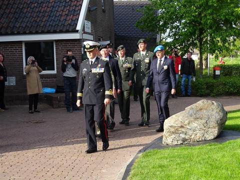 Burgemeester Van der Weele onthult 'Herinneringsplein WO II'
