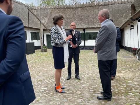 Burgemeester Marian van der Weele aanwezig bij viering 500 jaar Waterlandse boeren in Denemarken