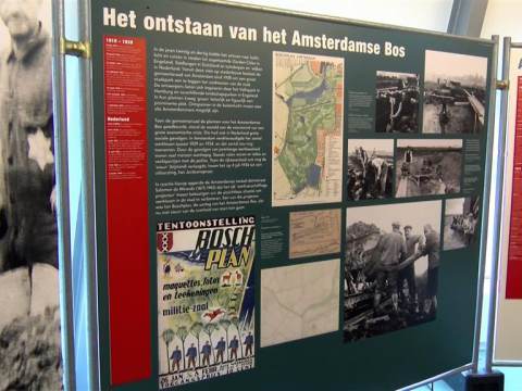 Burgemeester bezoekt tentoonstelling 'Tewerkgesteld in het Amsterdamse Bos'