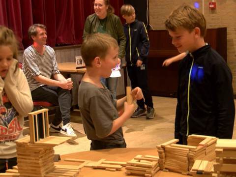 8-jarige James organiseert Kapla-wedstrijd