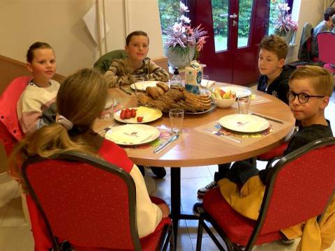 Burgemeester ontbijt met leerlingen van De Binnendijk