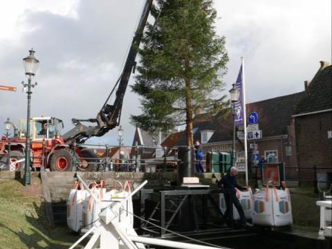 Rotary kerstboom weer op vertrouwde plek aan de Middendam in Monnickendam