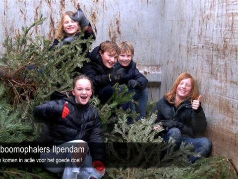 Kerstboomophalers Ilpendam halen 1500 euro op voor het goede doel