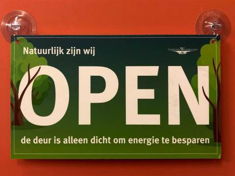 Deuren dicht, winkel open: Waterlandse winkeliers krijgen deurbordjes om energie te besparen