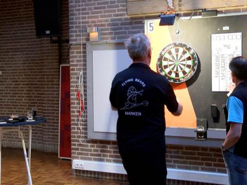 Gezelligheid tijdens Mereker Open darttoernooi