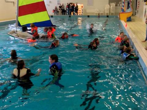 Zwembadles van Watersportvereniging in teken van Slag op de Zuiderzee