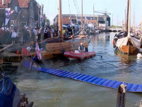 Verkiezing Jan of Janneke Haring in de binnenhaven tijdens viering Slag op de Zuiderzee