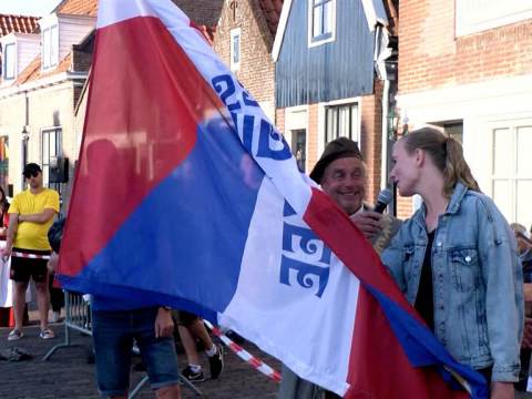 Verkiezing Jan of Janneke Haring in de binnenhaven tijdens viering Slag op de Zuiderzee