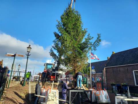 Rotary kerstboom voor de 10e keer op de Middendam in Monnickendam
