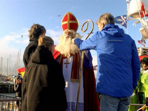 Sinterklaas kwam over onstuimig water precies tussen de buien door op Marken aan