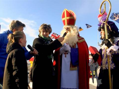 Sinterklaas kwam over onstuimig water precies tussen de buien door op Marken aan