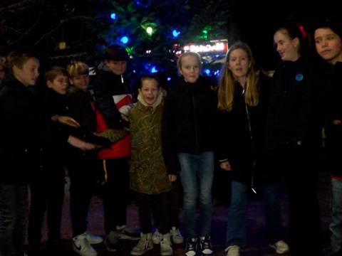 Kerstboomophalers Ilpendam in actie voor dorpswinkel Anne & Co
