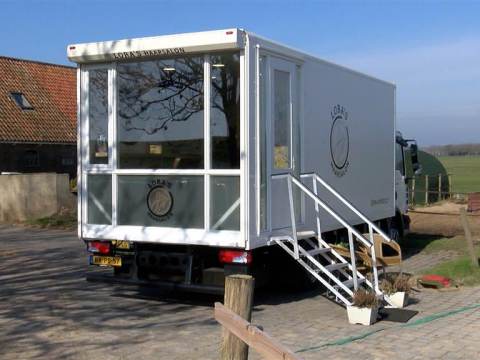 Eerste Waterlandse kapsalon ingebouwd in een vrachtwagen